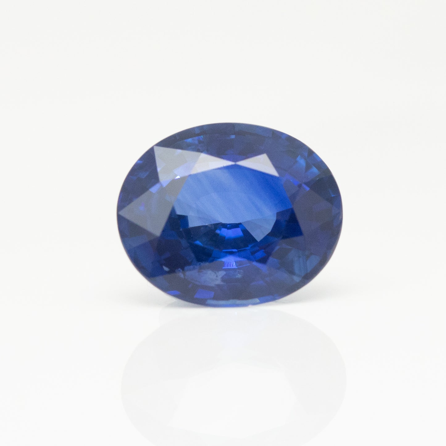 4 carat oval natural blue sapphire close up