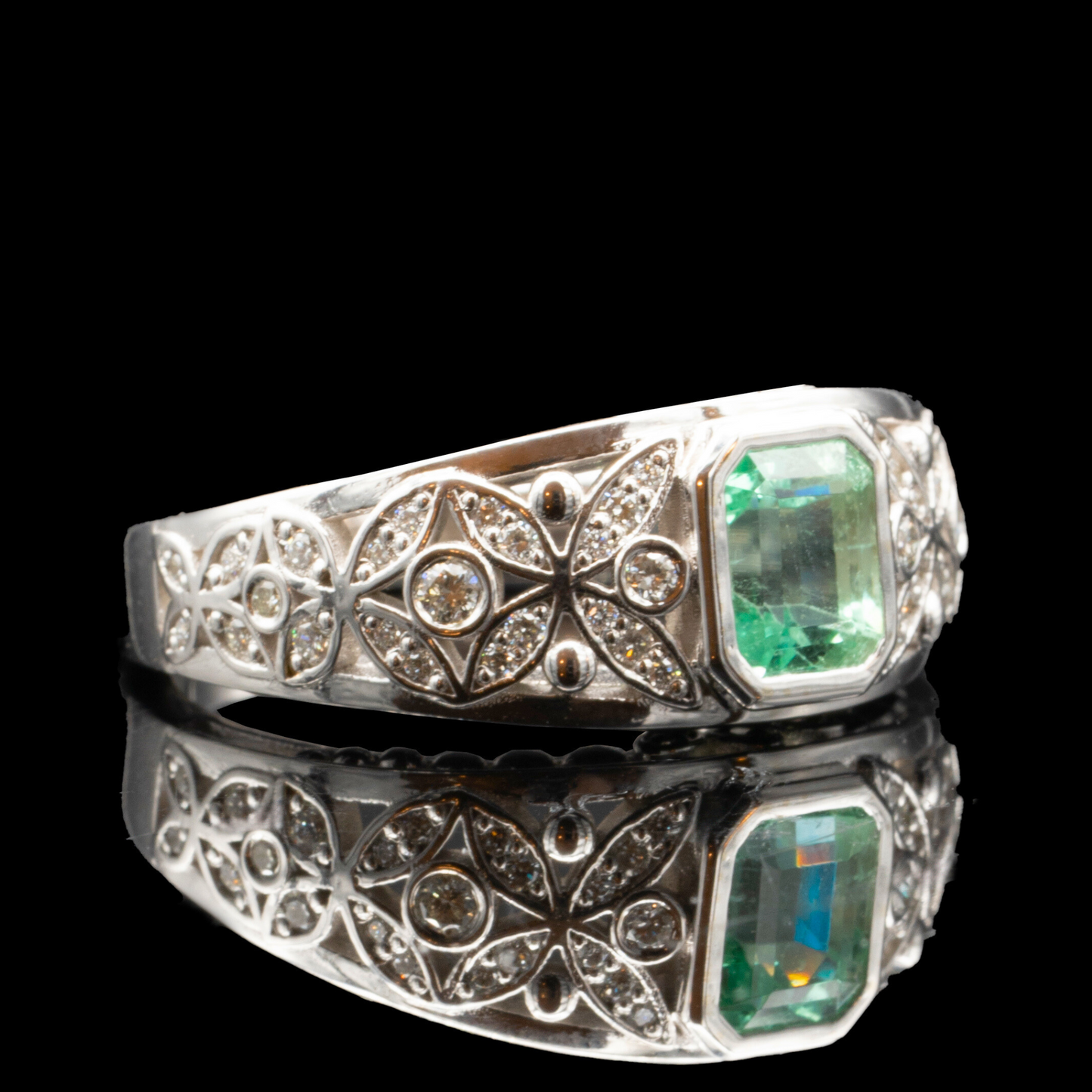 emerald flower ring with diamonds in gold