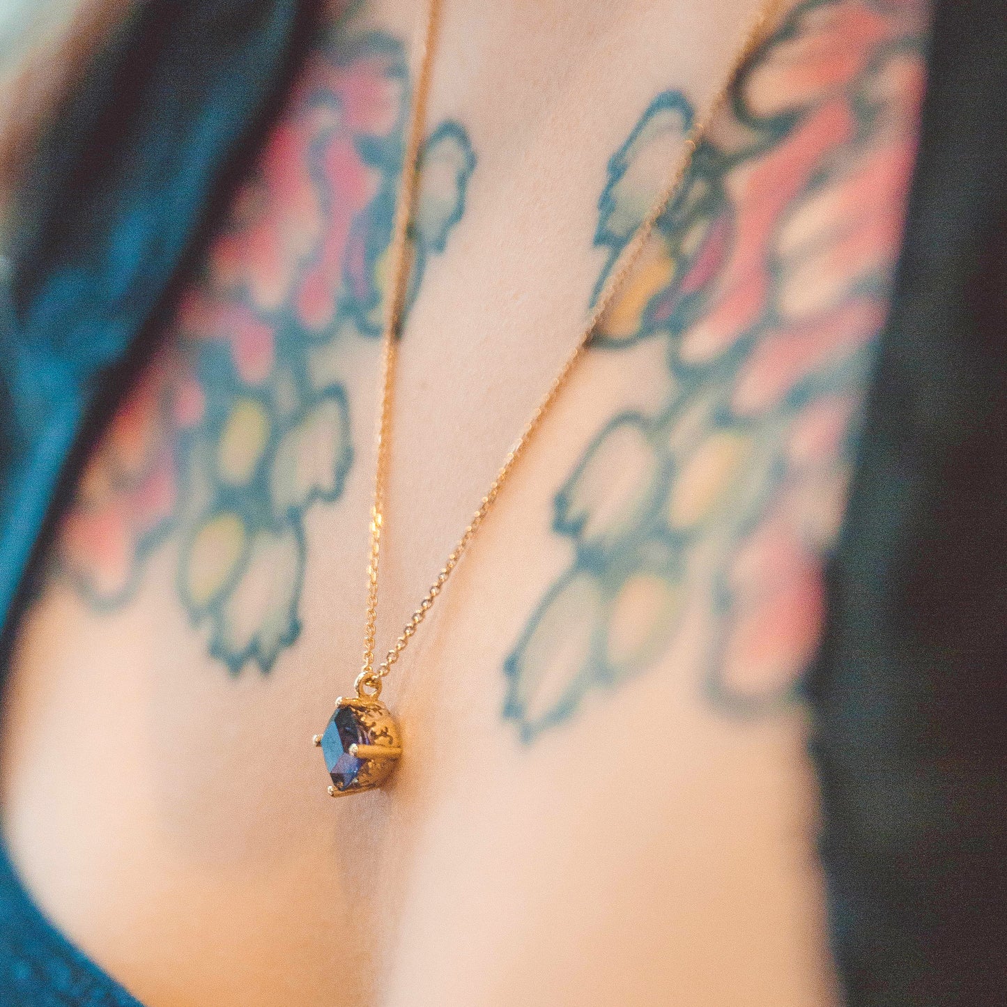 A bezel pendent in yellow gold and iolite