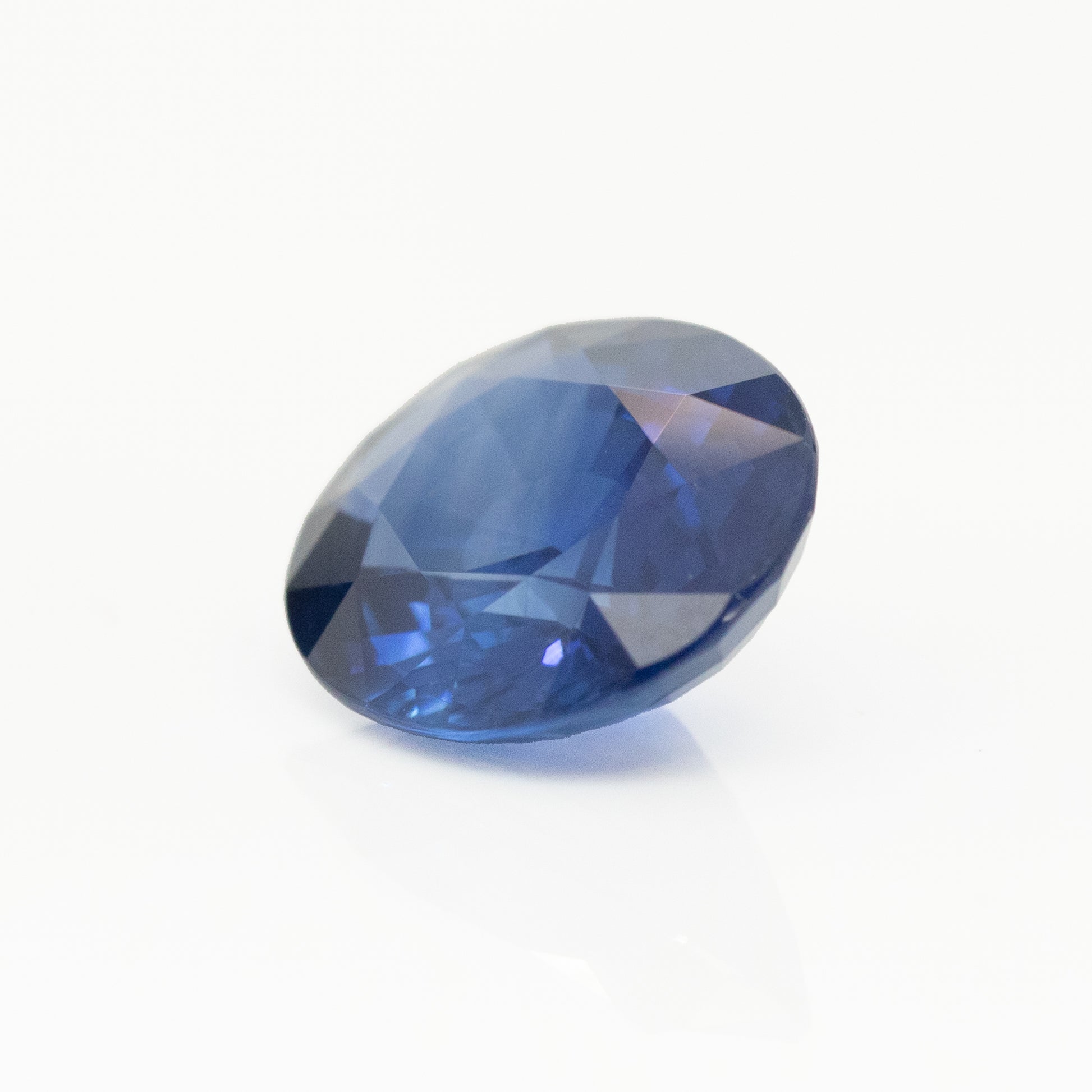 over 4 carat natural blue sapphire oval cut side view