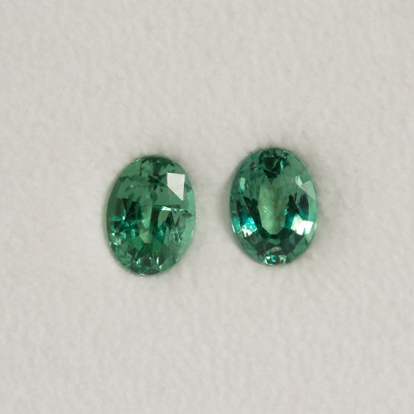 alexandrite pair gemstone green color change