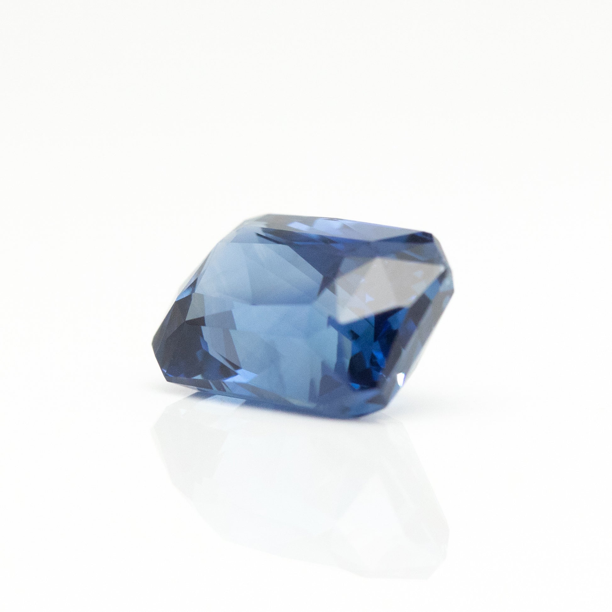 side profile radiant cut natural 3 carat medium blue sapphire 