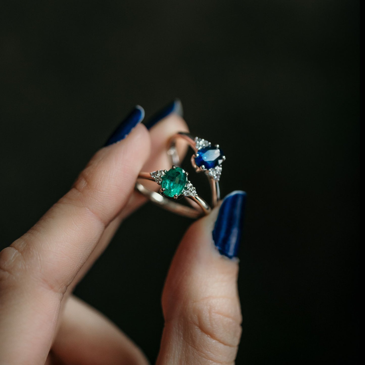 Sets of ashes ring Blue Sapphire and Emerald on white gold