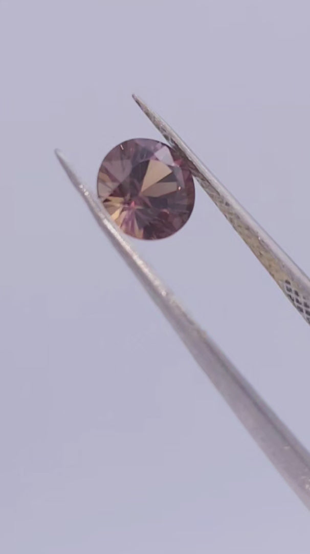 Natural brown sapphire 1ct, round brilliant cut. Brown gemstones
