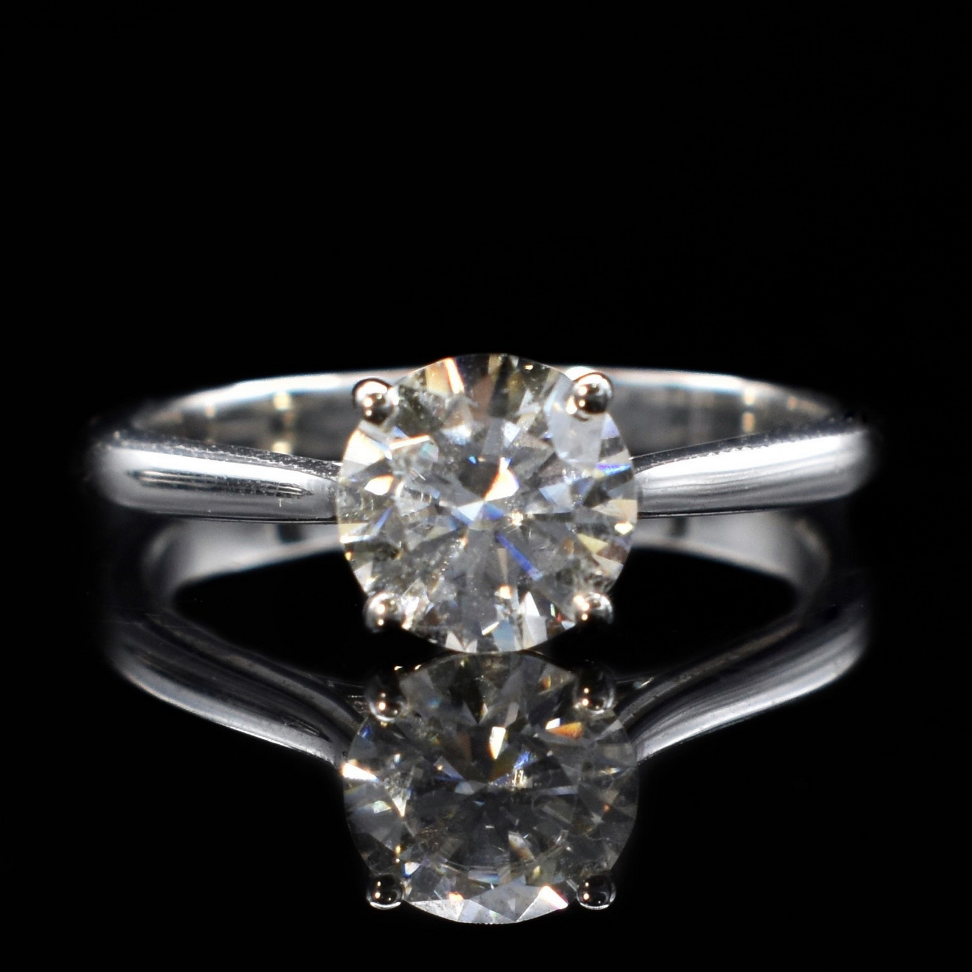 1ct classic solitaire engagement ring with a 1ct diamond