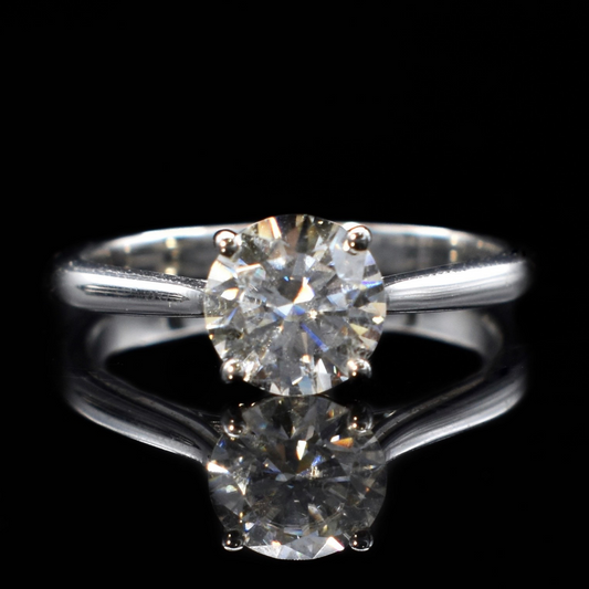 1ct classic solitaire engagement ring with a 1ct diamond