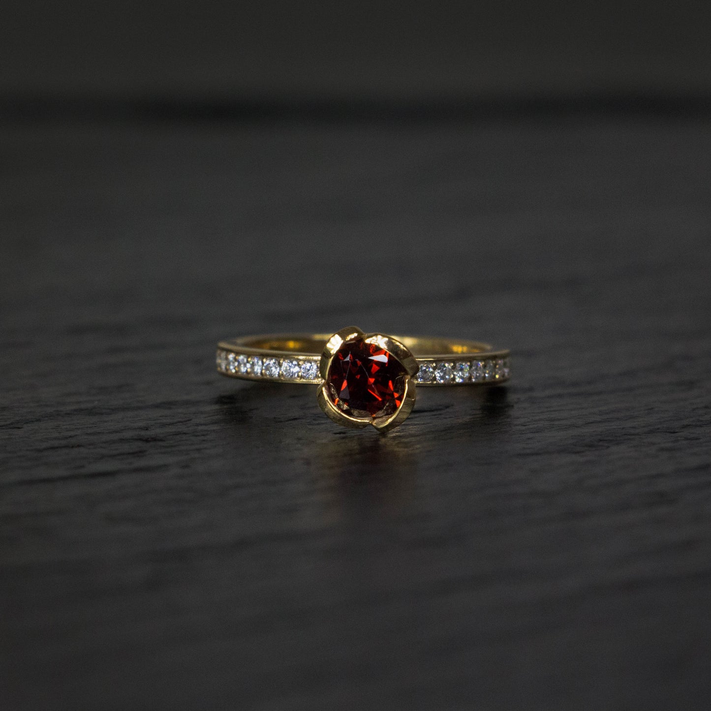 Alternative engagement ring in garnet and yellow gold