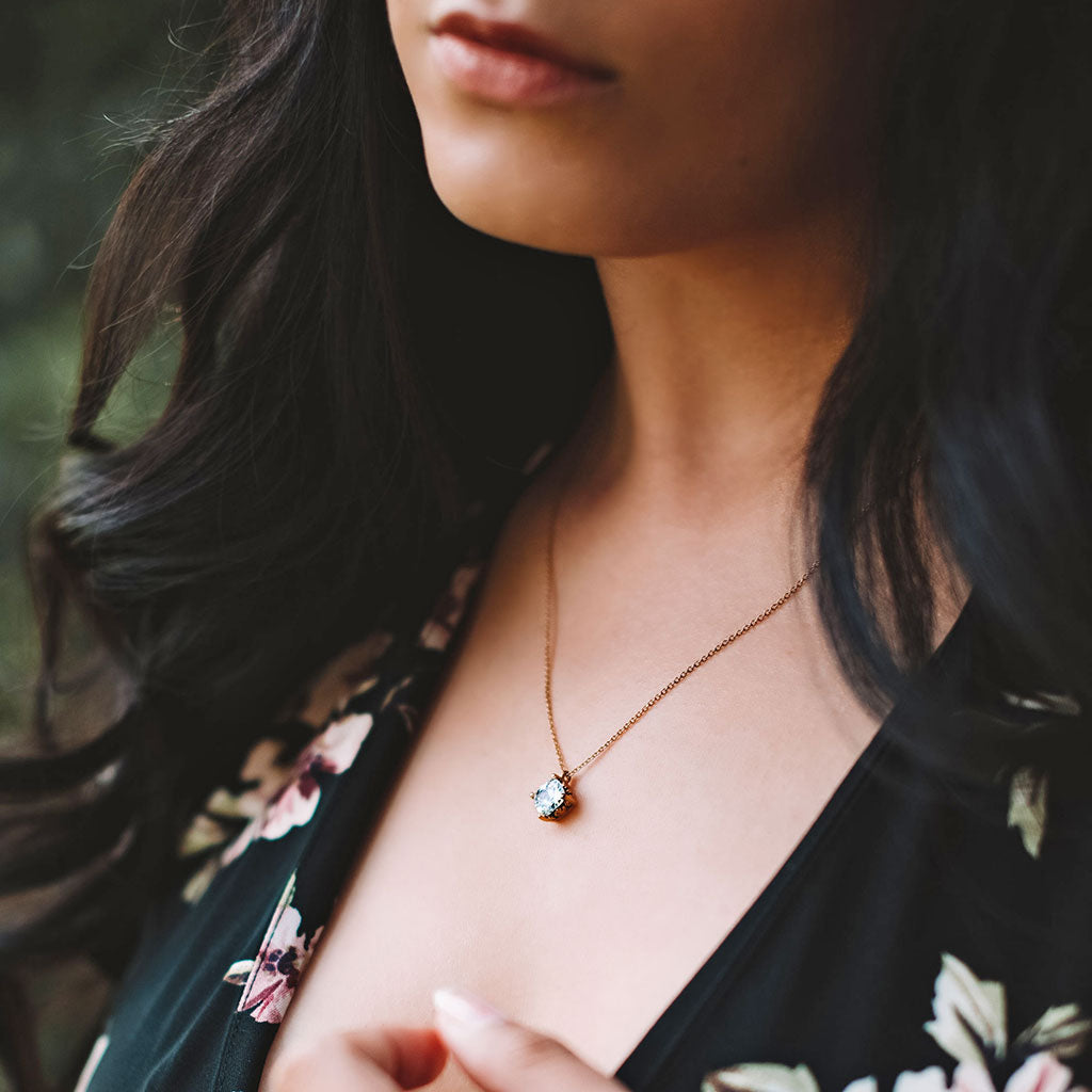 A women wearing a diamond necklace in gold