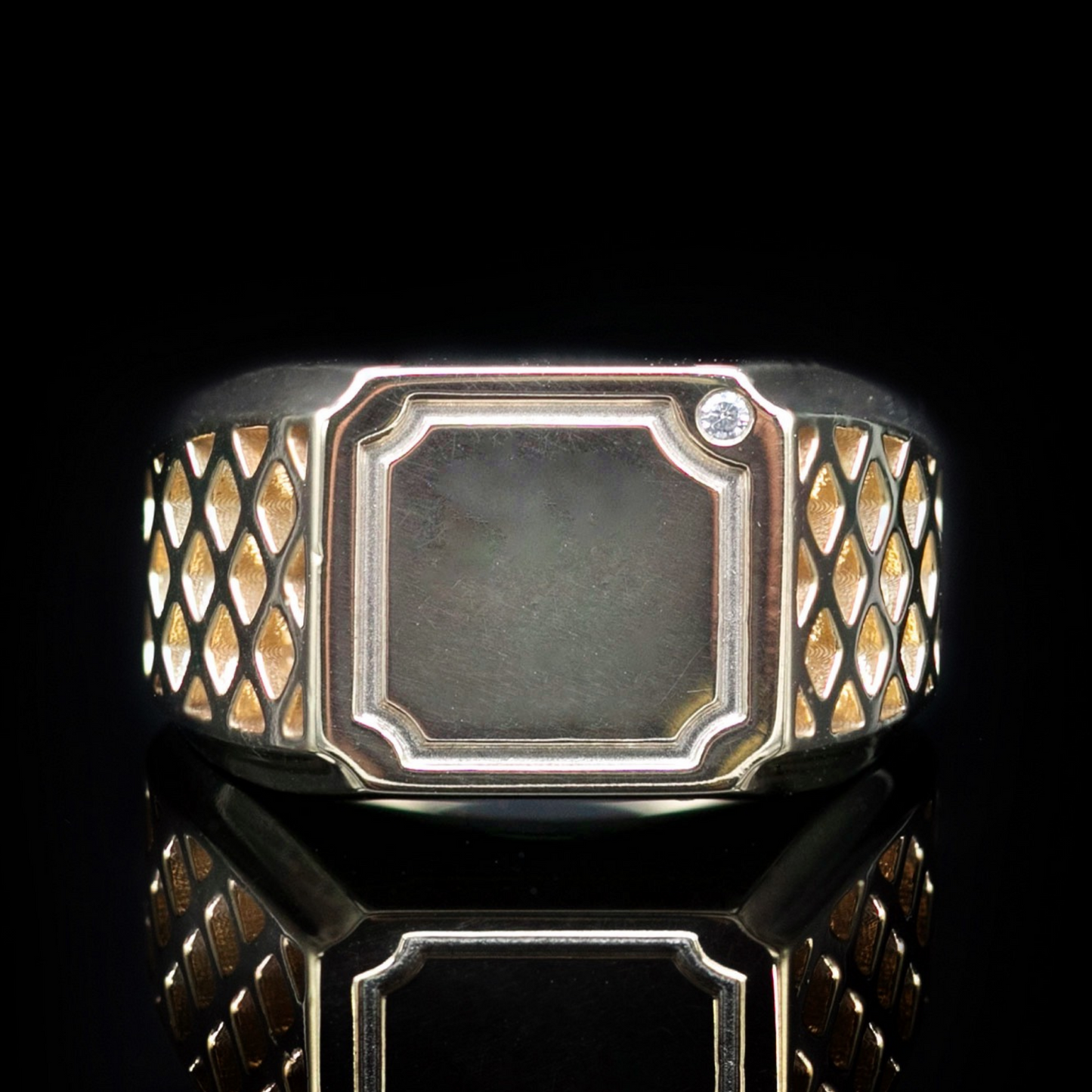 unisex signet ring in gold with geometric side patterns