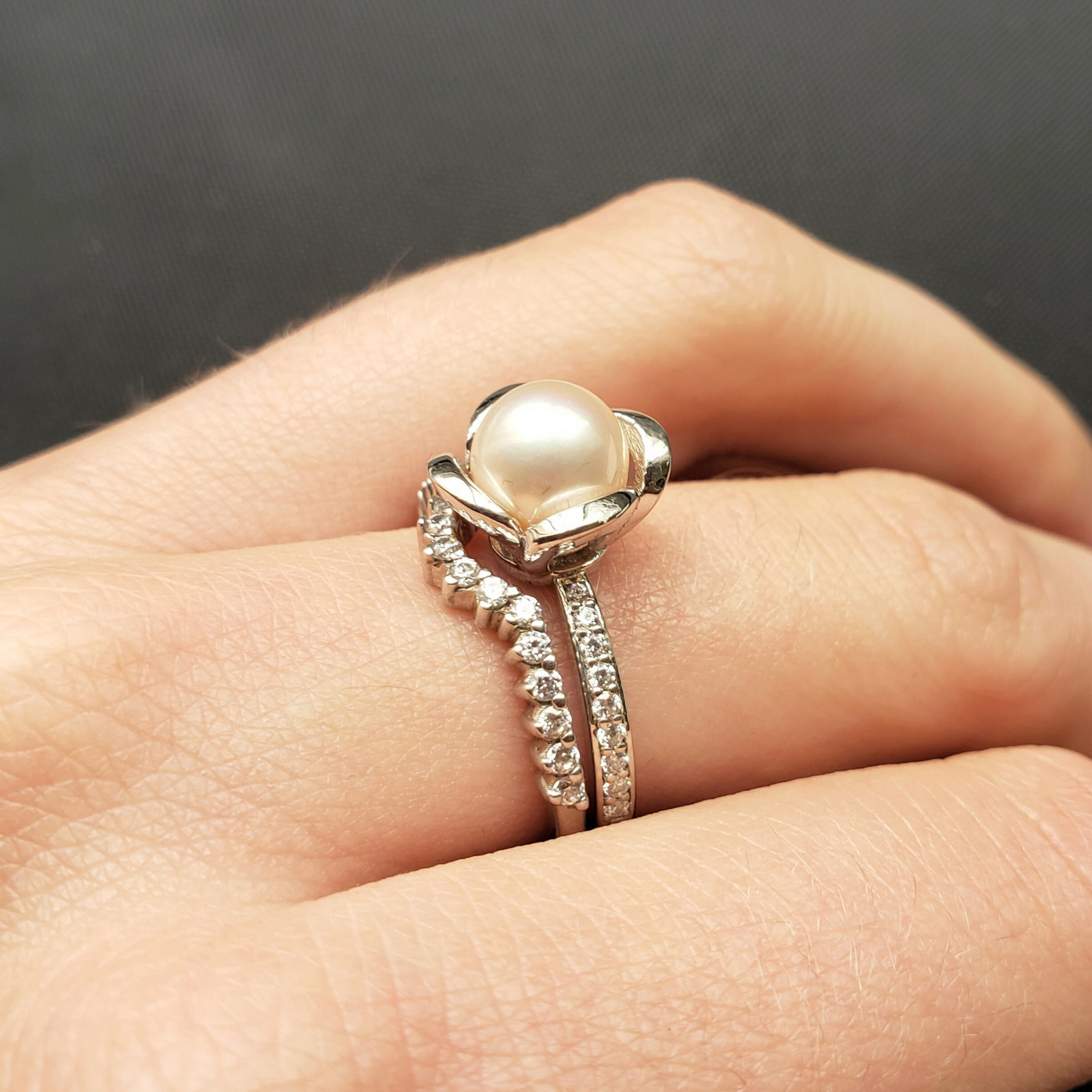 Bague de fiançailles perle avec diamants en or blanc